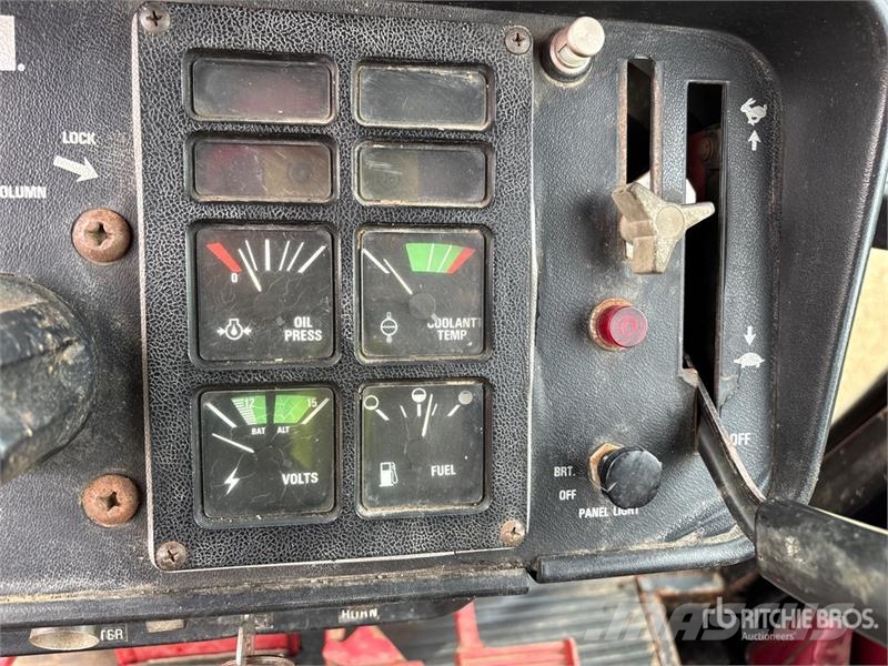 International 1086 2WD Tractor الجرارات