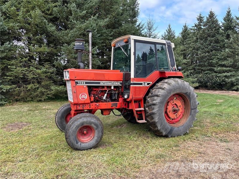 International 1086 2WD Tractor الجرارات