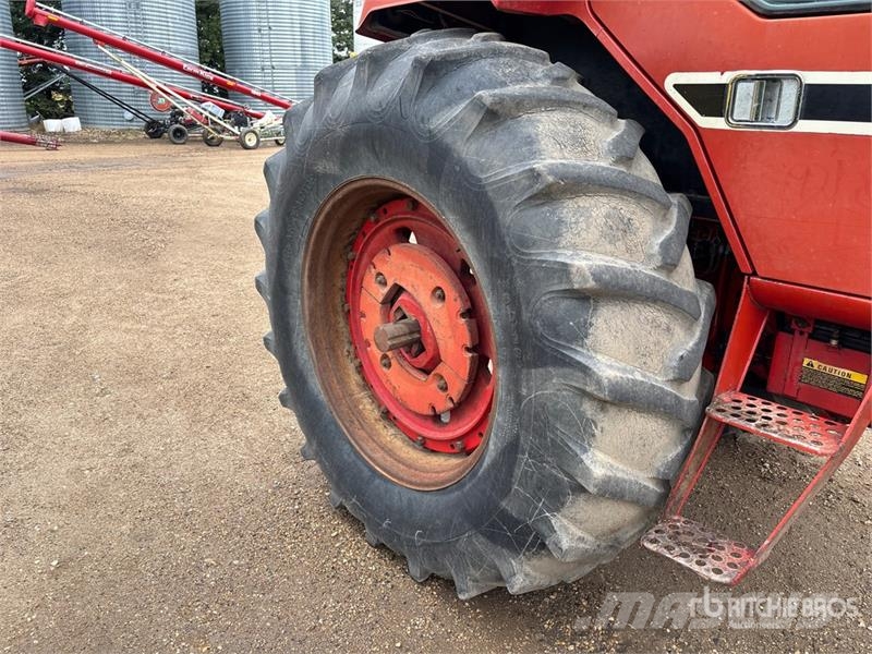 International 1086 2WD Tractor الجرارات