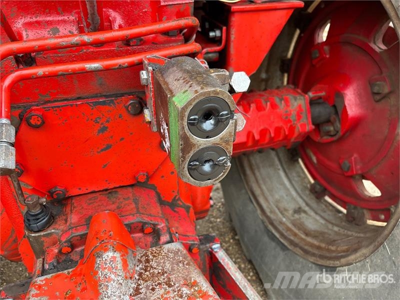 International 1086 2WD Tractor الجرارات