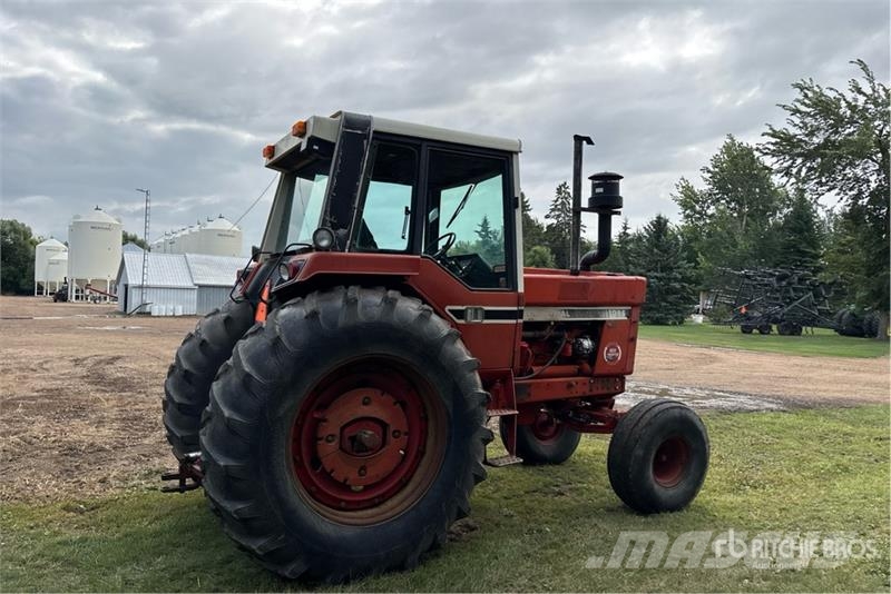 International 1086 2WD Tractor الجرارات