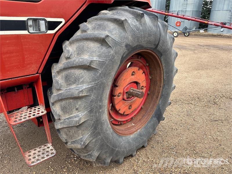 International 1086 2WD Tractor الجرارات