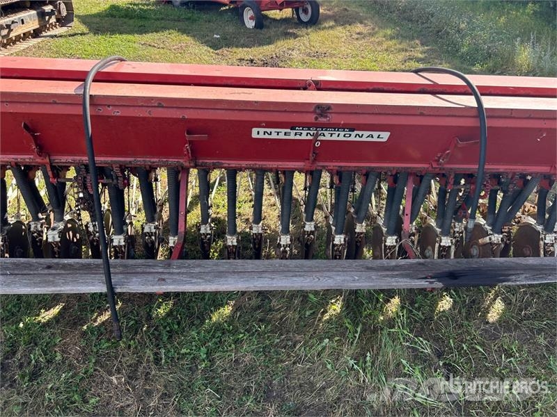 International 12 ft Seed Drill Сеялки