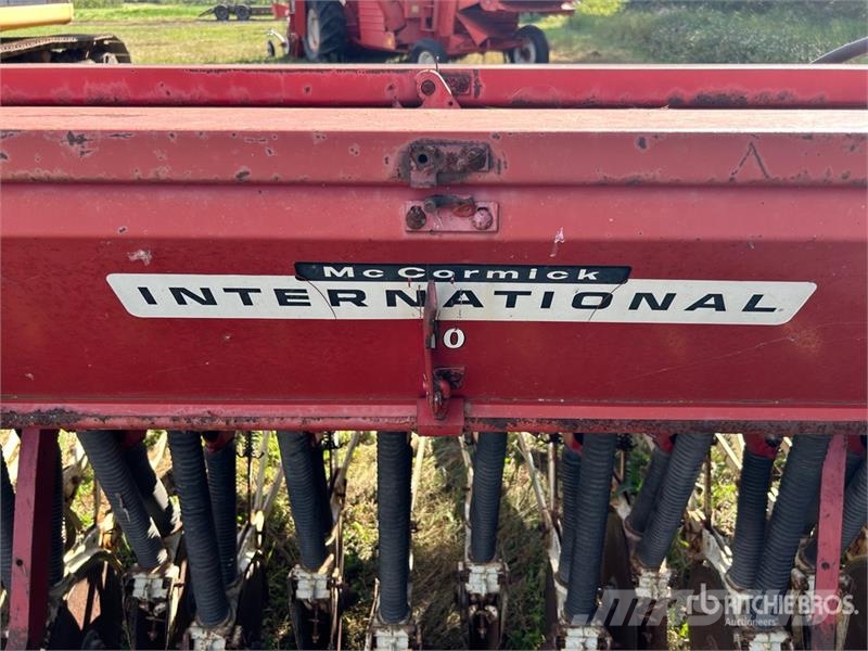 International 12 ft Seed Drill Сеялки