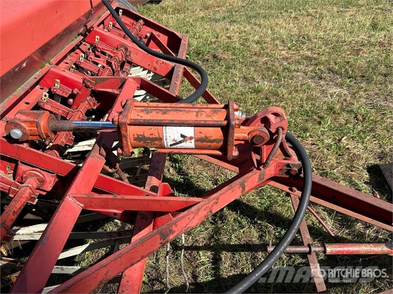 International 12 ft Seed Drill Сеялки