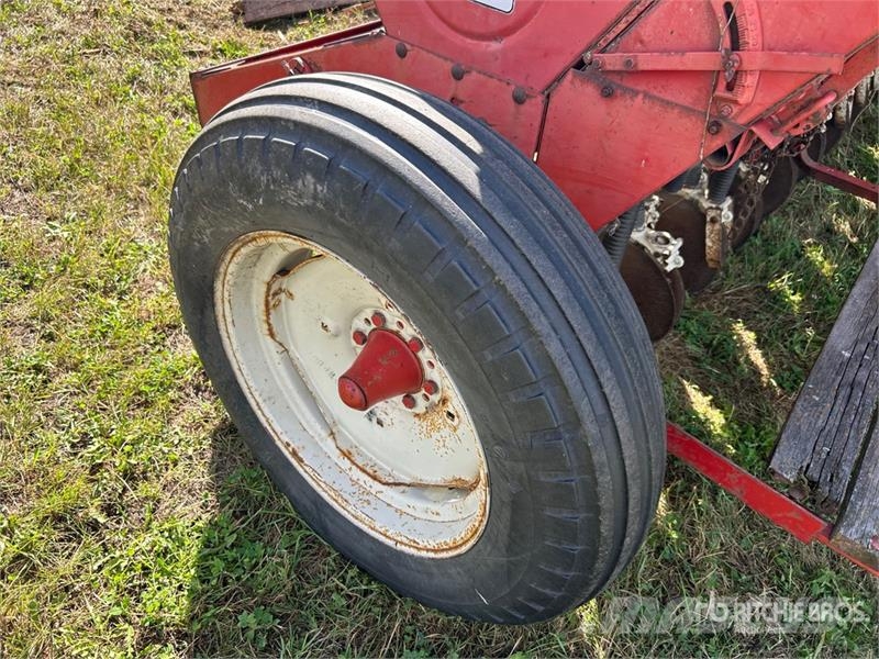 International 12 ft Seed Drill Сеялки