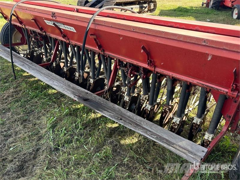 International 12 ft Seed Drill Сеялки