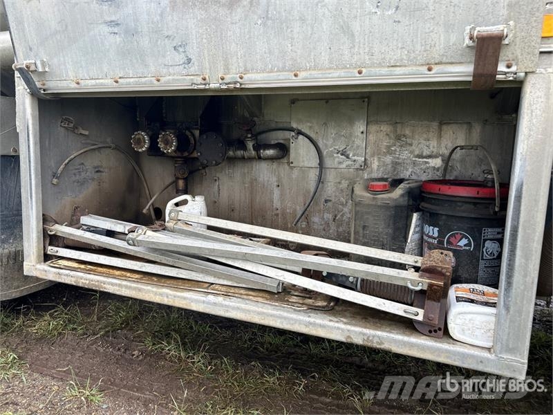 International 16700 L 6x4 Fuel Truck Tankerli kamyonlar