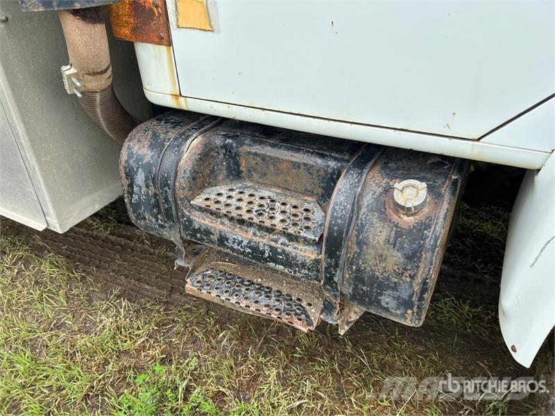 International 16700 L 6x4 Fuel Truck Tankerli kamyonlar