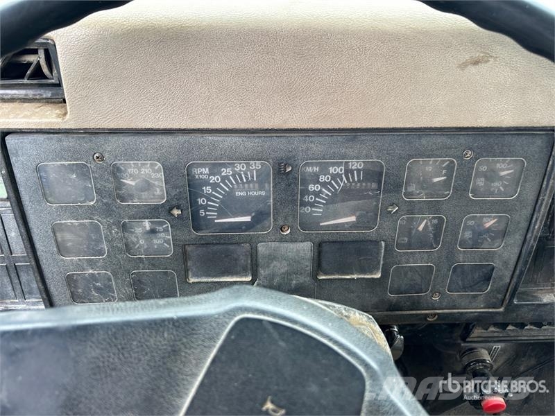 International 16700 L 6x4 Fuel Truck Tankerli kamyonlar