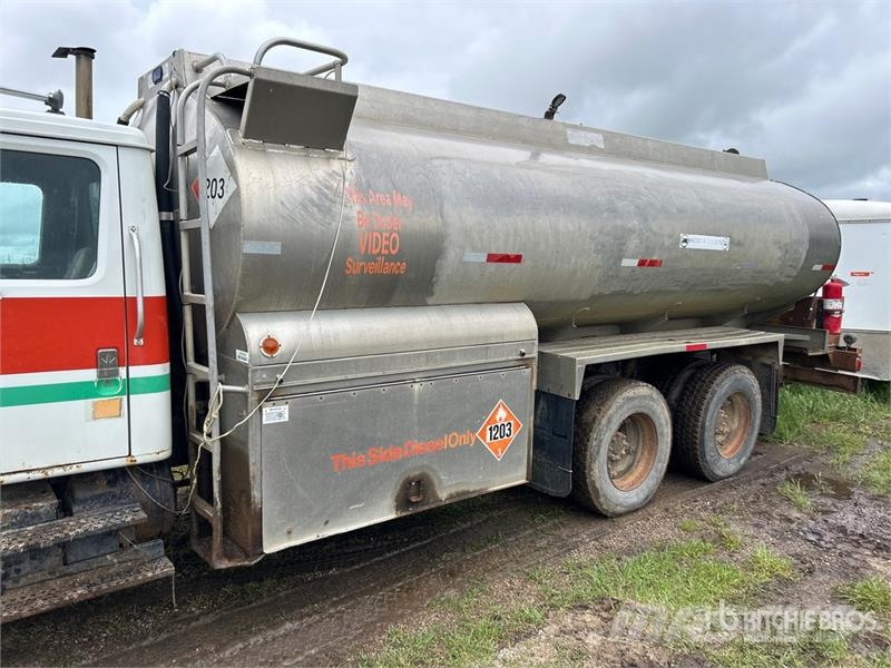 International 16700 L 6x4 Fuel Truck Tankerli kamyonlar