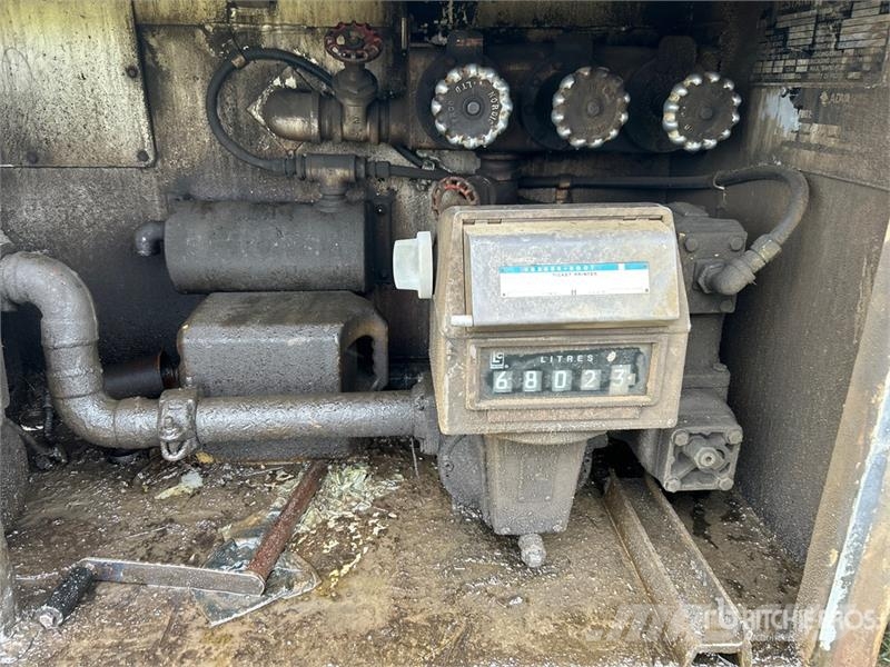 International 16700 L 6x4 Fuel Truck Tankerli kamyonlar