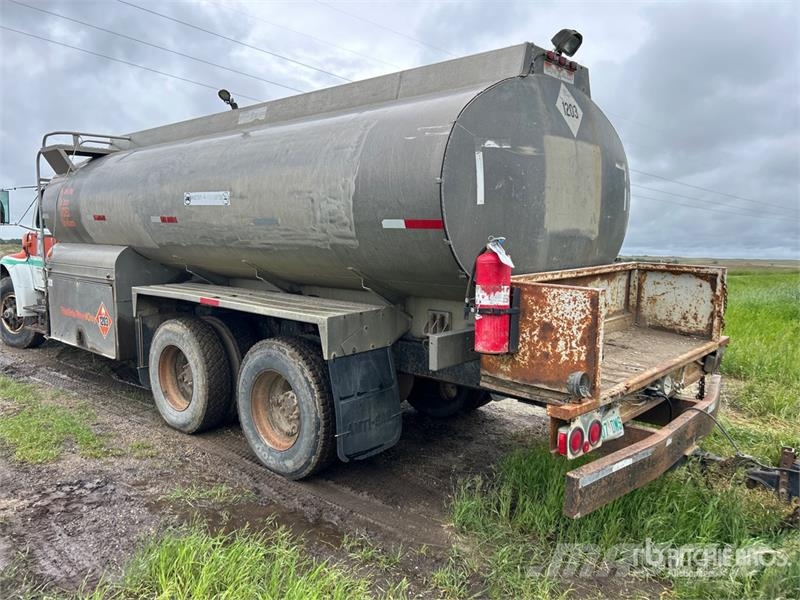International 16700 L 6x4 Fuel Truck Tankerli kamyonlar