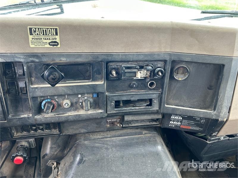 International 16700 L 6x4 Fuel Truck Tankerli kamyonlar