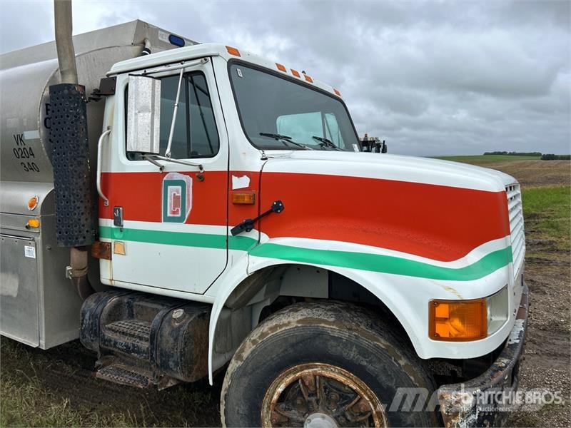 International 16700 L 6x4 Fuel Truck Tankerli kamyonlar