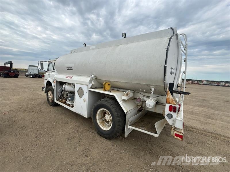 International 1810B CargoStar 2800 gal 4x2 Fuel Truck (Inoperabl 탱커 트럭