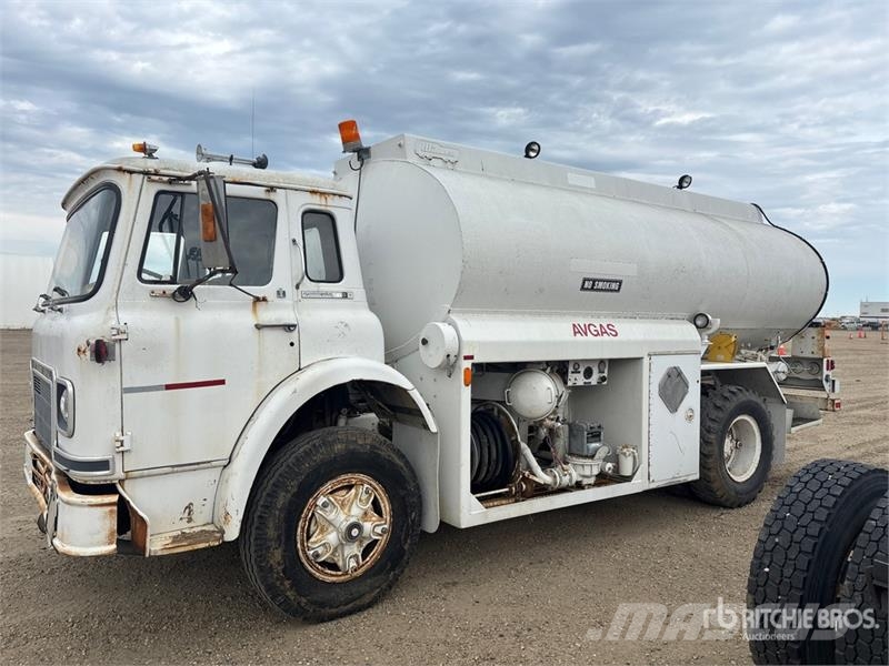 International 1810B CargoStar 2800 gal 4x2 Fuel Truck (Inoperabl 탱커 트럭
