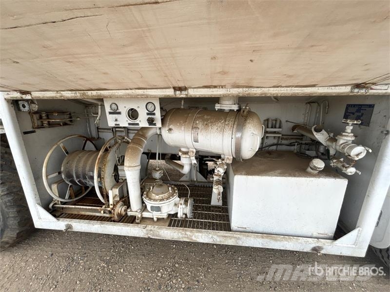 International 1810B CargoStar 2800 gal 4x2 Fuel Truck (Inoperabl 탱커 트럭