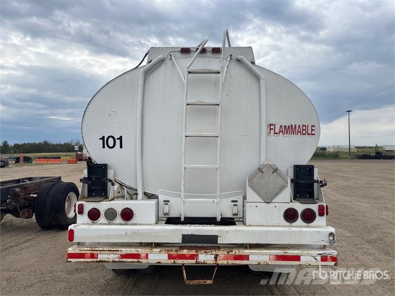 International 1810B CargoStar 2800 gal 4x2 Fuel Truck (Inoperabl 탱커 트럭