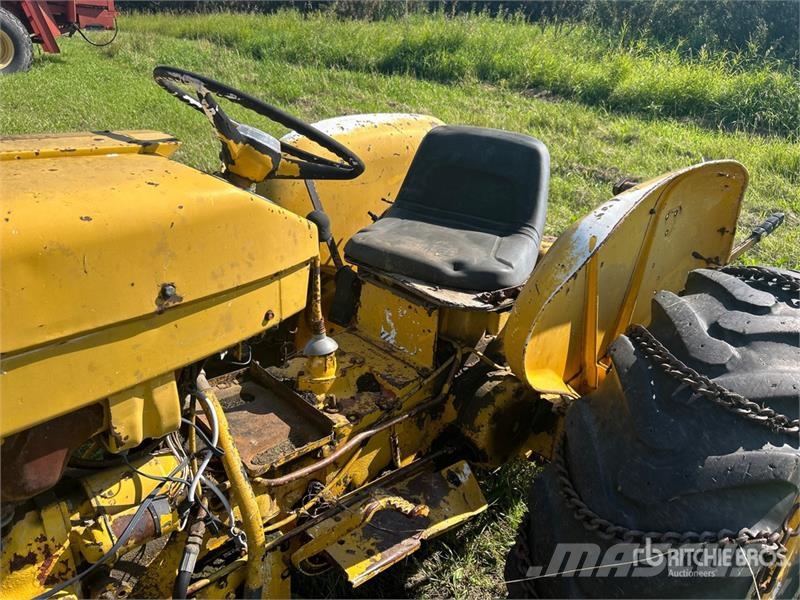 International 2504 2WD Tractor (Inoperable) Ciągniki rolnicze