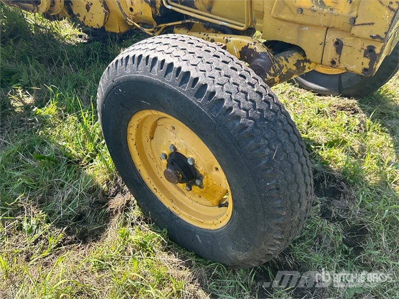 International 2504 2WD Tractor (Inoperable) Ciągniki rolnicze