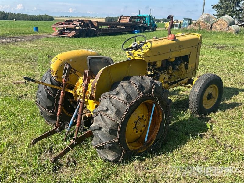 International 2504 2WD Tractor (Inoperable) Ciągniki rolnicze