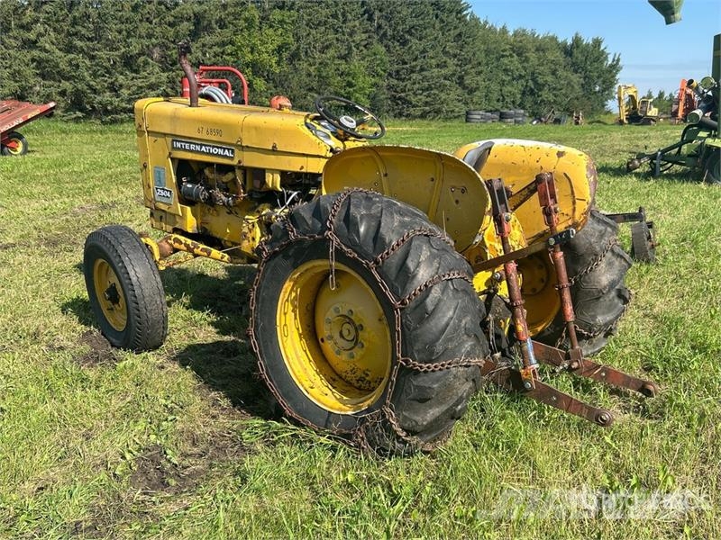 International 2504 2WD Tractor (Inoperable) Ciągniki rolnicze