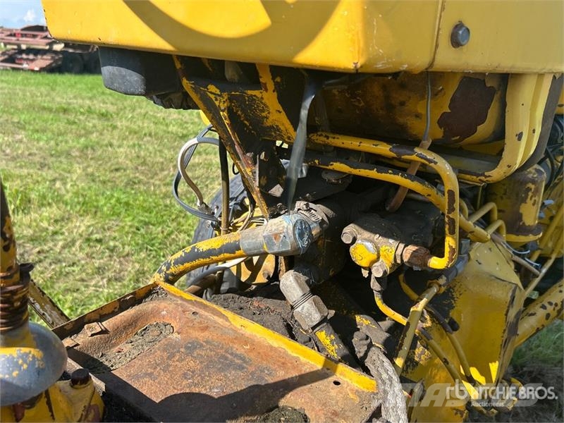 International 2504 2WD Tractor (Inoperable) Ciągniki rolnicze