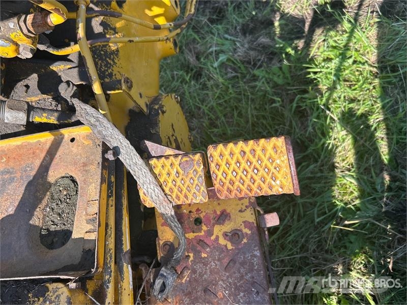 International 2504 2WD Tractor (Inoperable) Ciągniki rolnicze