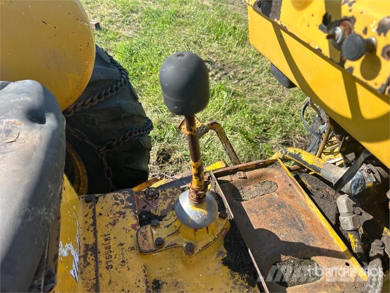 International 2504 2WD Tractor (Inoperable) Ciągniki rolnicze
