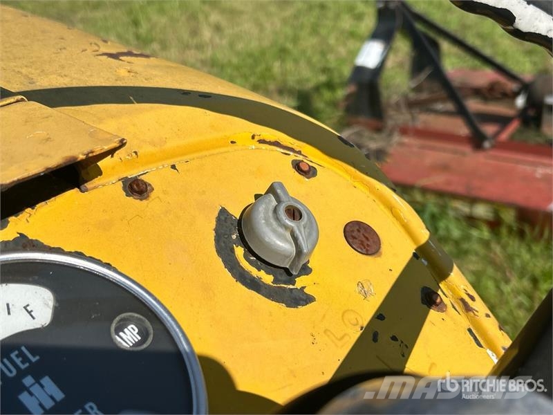 International 2504 2WD Tractor (Inoperable) Ciągniki rolnicze