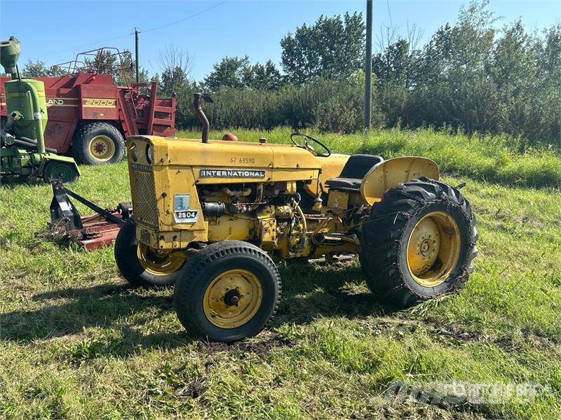 International 2504 2WD Tractor (Inoperable) Ciągniki rolnicze