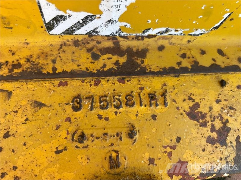 International 2504 2WD Tractor (Inoperable) Ciągniki rolnicze