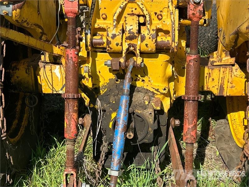 International 2504 2WD Tractor (Inoperable) Ciągniki rolnicze