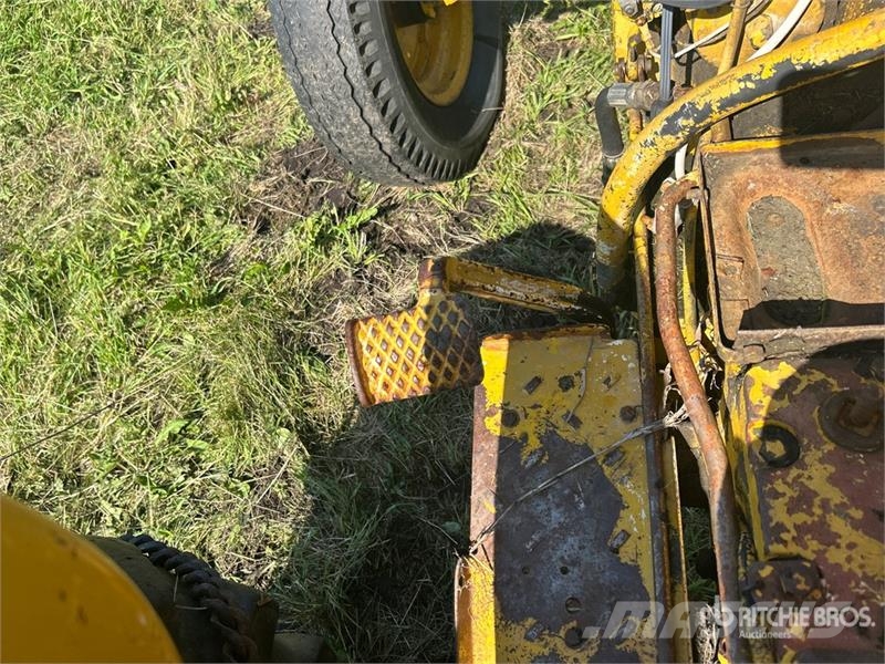 International 2504 2WD Tractor (Inoperable) Ciągniki rolnicze