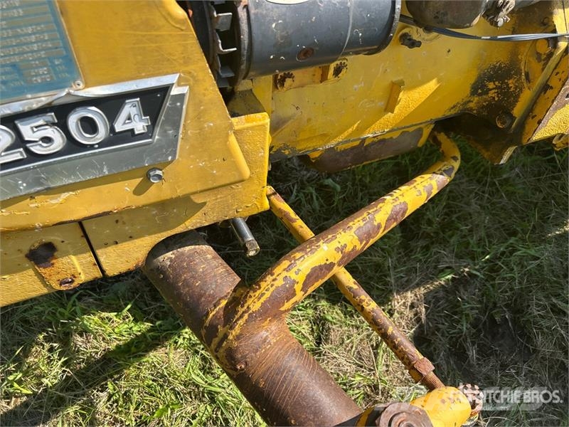 International 2504 2WD Tractor (Inoperable) Ciągniki rolnicze