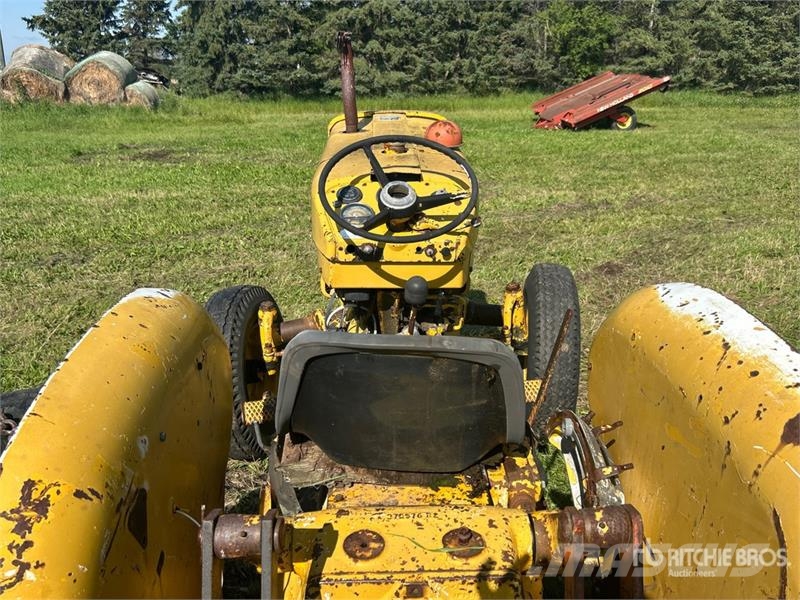 International 2504 2WD Tractor (Inoperable) Ciągniki rolnicze