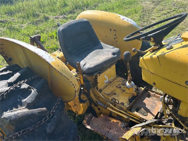 International 2504 2WD Tractor (Inoperable) Ciągniki rolnicze