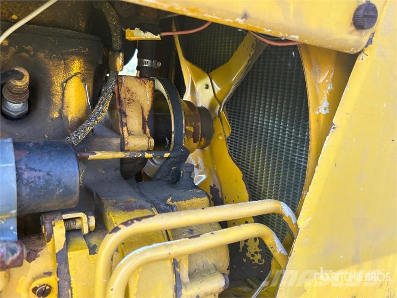 International 2504 2WD Tractor (Inoperable) Ciągniki rolnicze