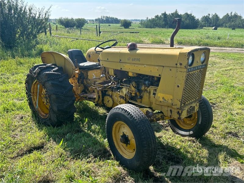 International 2504 2WD Tractor (Inoperable) Ciągniki rolnicze