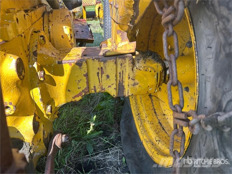 International 2504 2WD Tractor (Inoperable) Ciągniki rolnicze