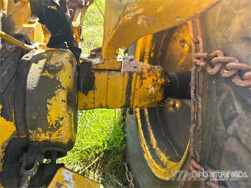 International 2504 2WD Tractor (Inoperable) Ciągniki rolnicze