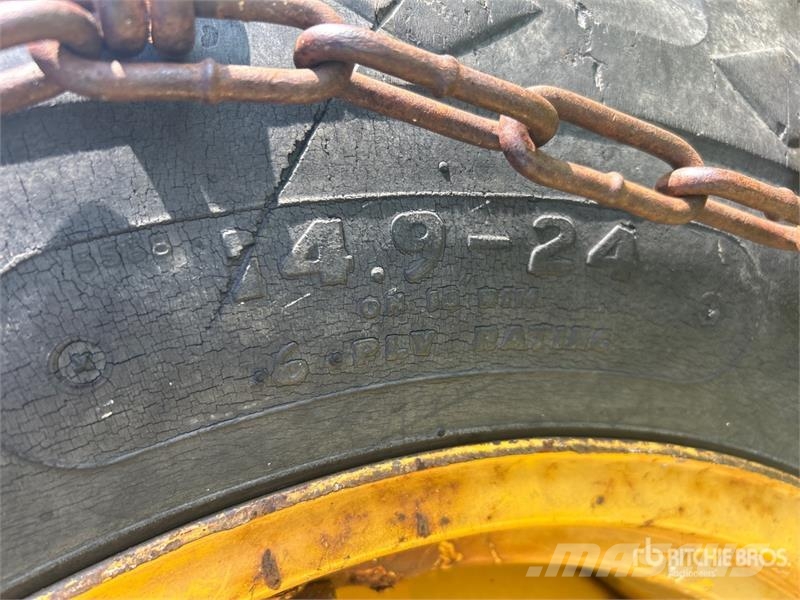 International 2504 2WD Tractor (Inoperable) Ciągniki rolnicze
