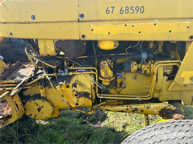 International 2504 2WD Tractor (Inoperable) Ciągniki rolnicze