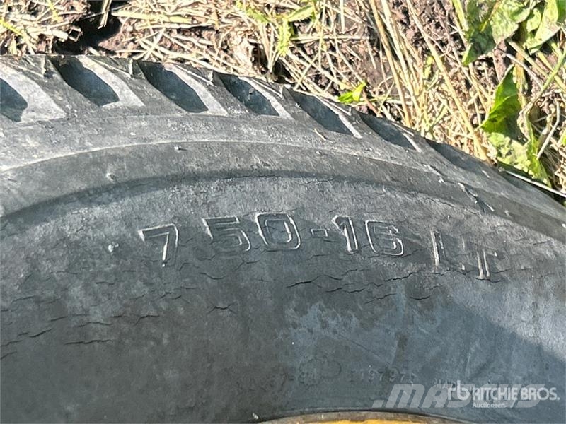 International 2504 2WD Tractor (Inoperable) Ciągniki rolnicze
