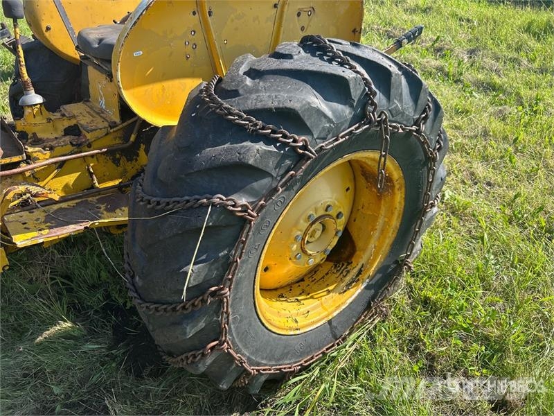 International 2504 2WD Tractor (Inoperable) Ciągniki rolnicze