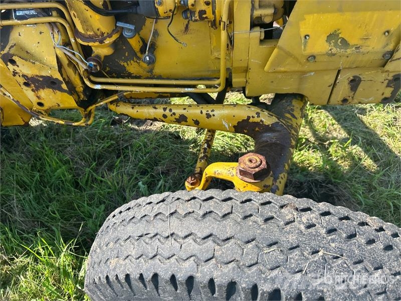 International 2504 2WD Tractor (Inoperable) Ciągniki rolnicze