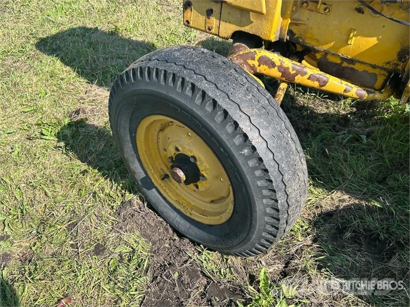 International 2504 2WD Tractor (Inoperable) Ciągniki rolnicze