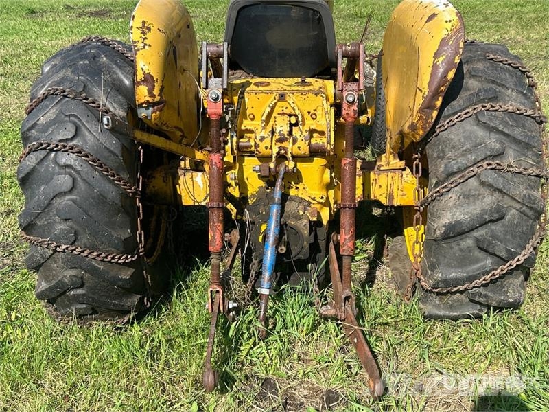 International 2504 2WD Tractor (Inoperable) Ciągniki rolnicze