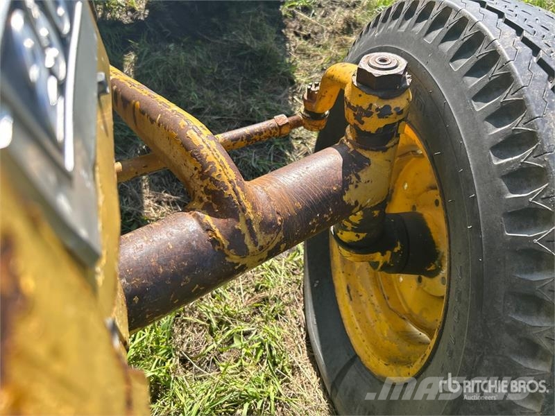 International 2504 2WD Tractor (Inoperable) Ciągniki rolnicze